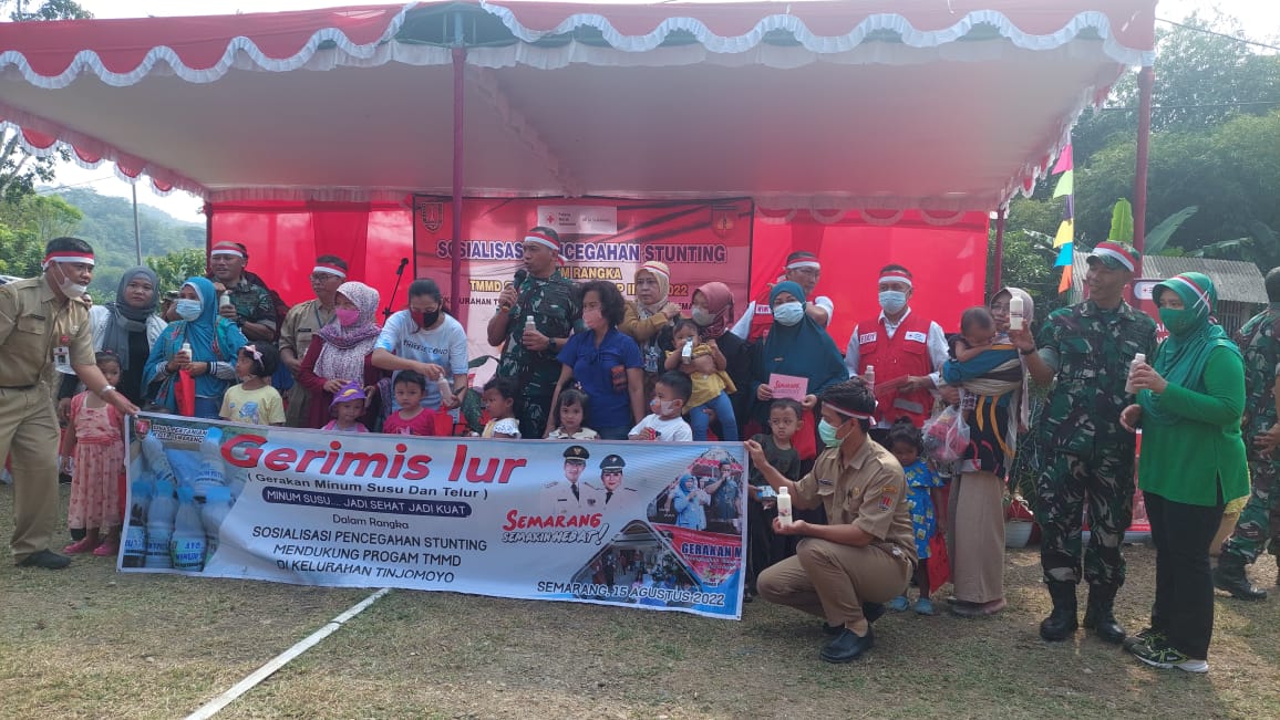 Pembagian Paket Gerimis (Gerakan Minum Susu) Bagi Anak-anak dan Ibu Hamil di Kelurahan Tinjomoyo